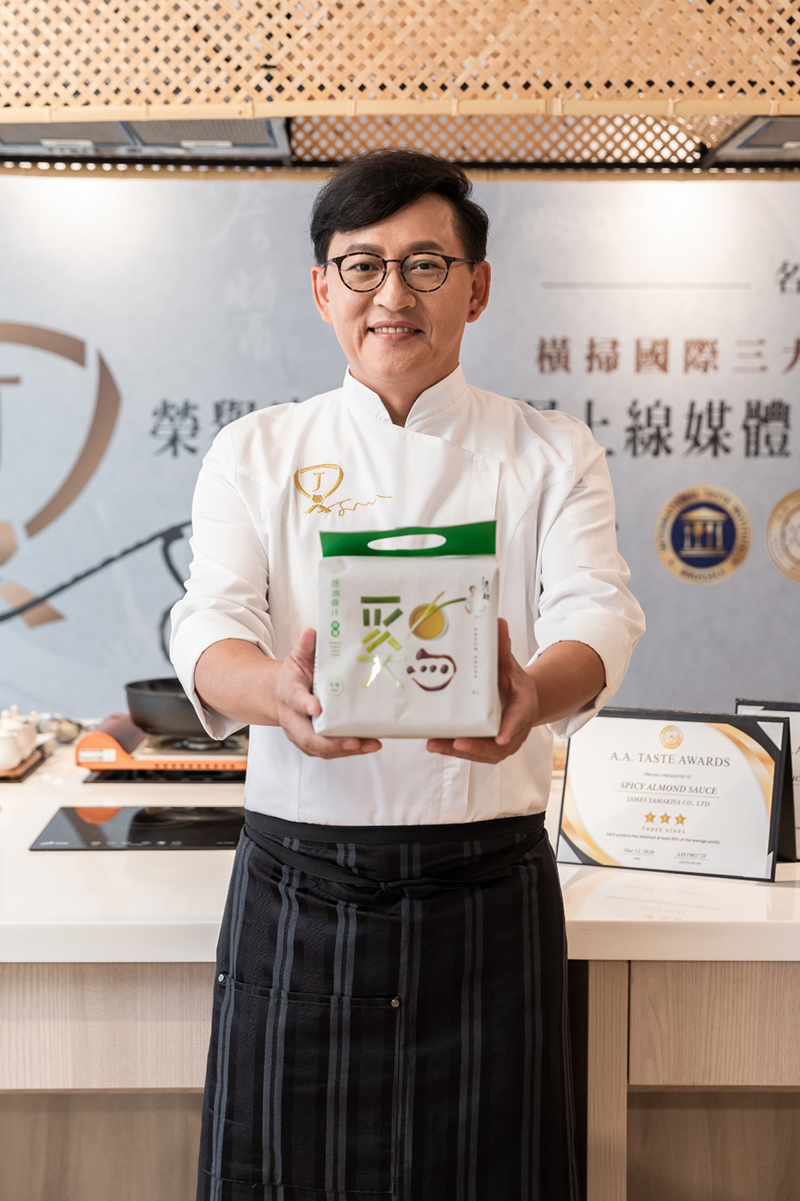 詹姆士推新口味「蔥油雞汁拌麵」拌麵。/詹醬有限公司提供