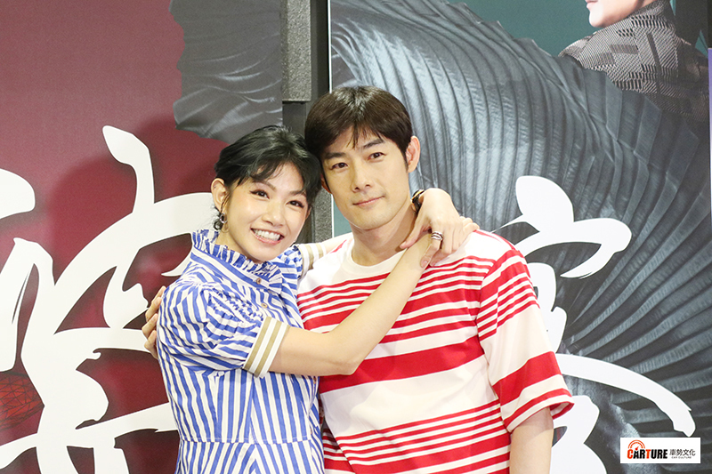 《孟婆客棧》主要演員(左起)李千那、施易男。