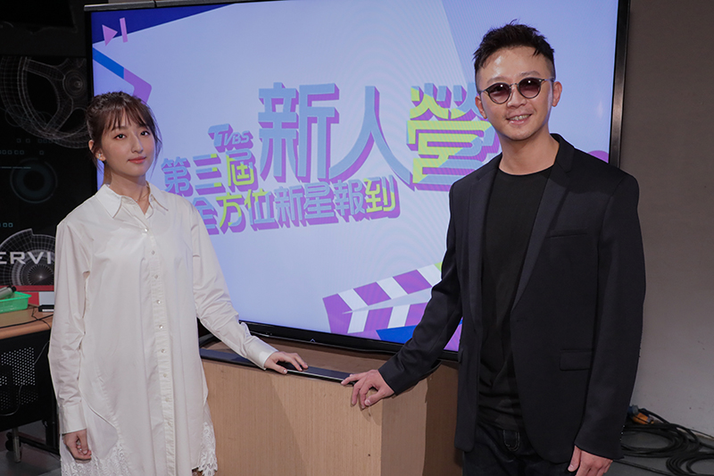 柯佳嬿(左)與新人營總導師金勤(右)合照。