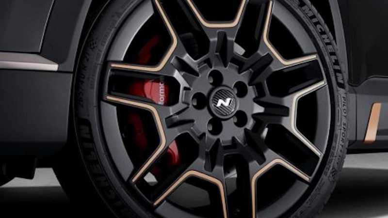 Santa Fe N Performance車型車身與輪圈,都以黑色為基底搭配銅色點綴。