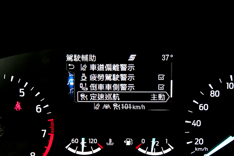 在KUGA EcoBoost 180時尚型上，依舊保有完整的Co-Pilot360™全方位智駕科技輔助系統。