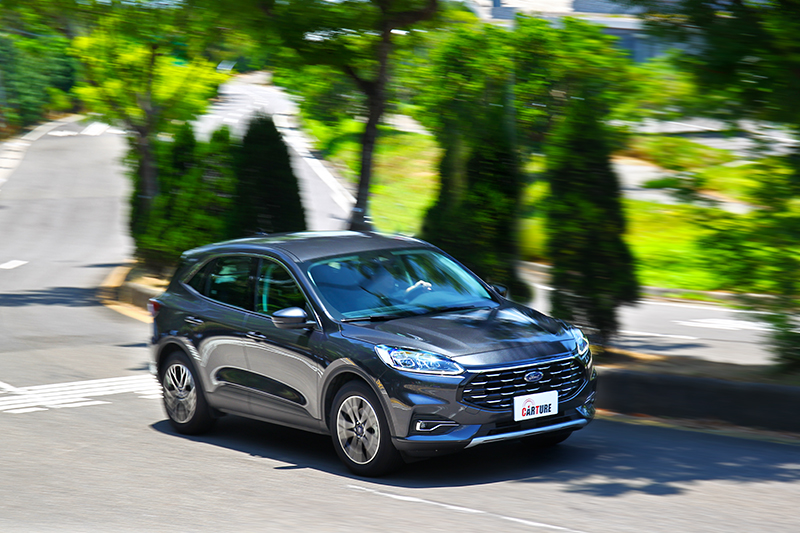 憑藉膾炙人口的C2模組化平台,FORD KUGA EcoBoost 180時尚型同樣保有俐落且討喜的操控反應。