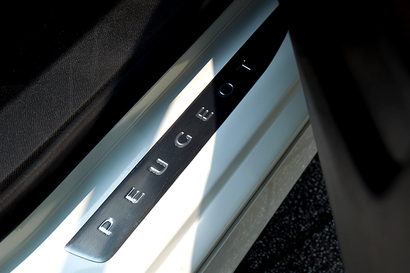 Peugeot鍍鉻門檻展現優雅格調。