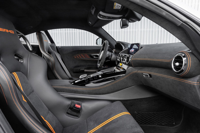 Mercedes-AMG GT Black Series車內強化競技氛圍,並配有半組防滾籠。