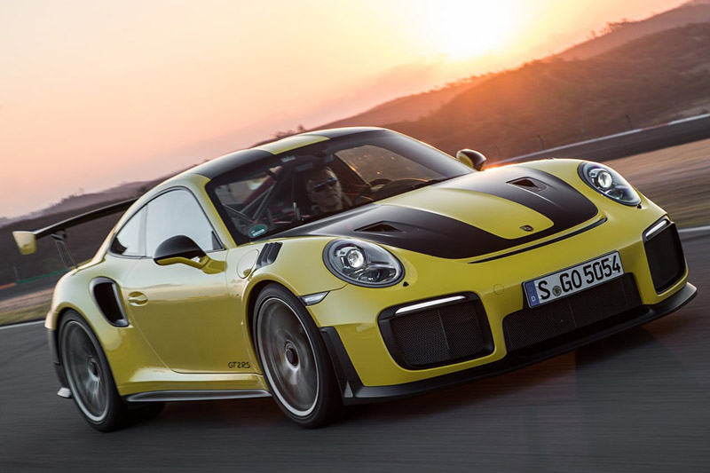 依照定位與動力數據,GT Black Series定位最相近的的應該是已經停產的Porsche 911 GT2 RS。