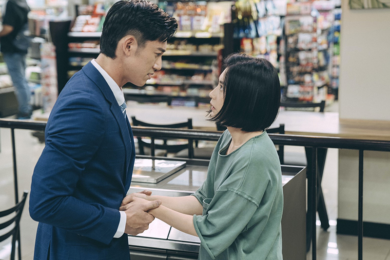 吳慷仁(左)繼《與惡》後再次與賈靜雯同框演出,新戲《媽,別鬧了!》升格為情人。/草舍文化提供