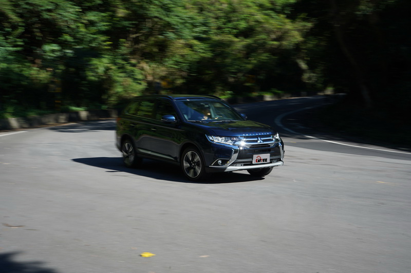 以稍高車速過彎時會發現推頭現象已降低許多,因為系統會主動調配動力輸出及制動力來減緩此現象發生