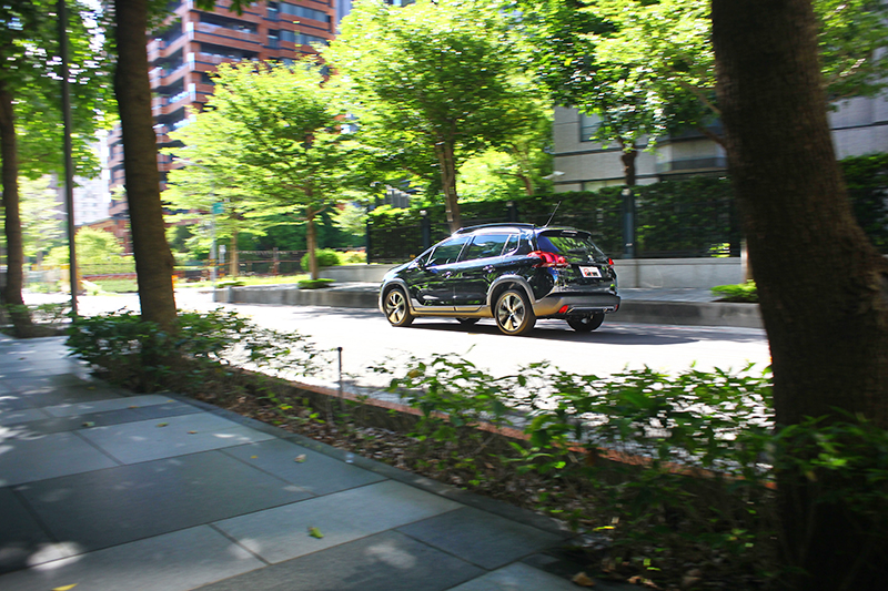 即便身為CUV,2008卻以近似掀背車的循跡性格打動人心。