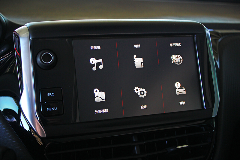 多媒體觸控鏡射系統可以Apple CarPlay連結手機,同時具備藍牙功能得以串流音樂。