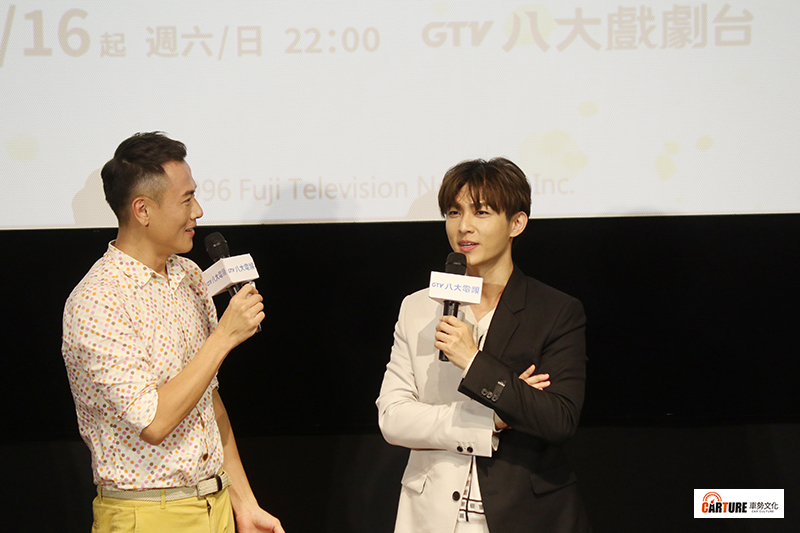 主持人楊達敬(左起)要求炎亞綸模仿木村拓哉招牌小動作「嘟嘴」。