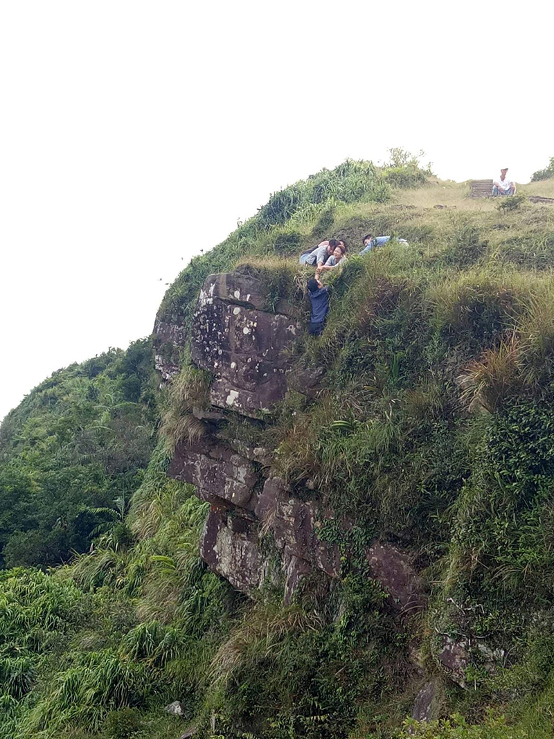 為了完成《多情城市》重頭戲鏡頭,一行人在懸崖陡壁上完成拍攝。
