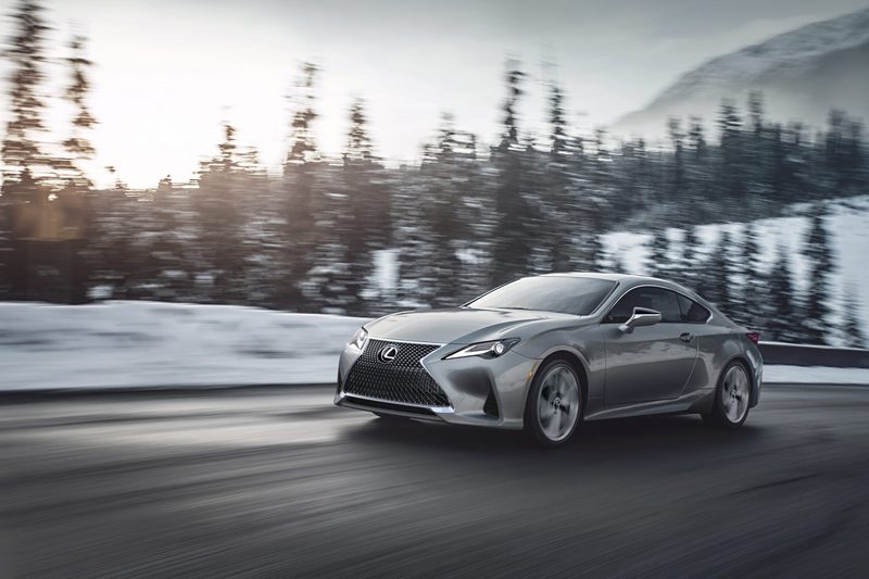 由於Lexus旗下RC為雙門跑車,RX則為休旅車,因此RZ450e讓外界猜不著會是何種車型。