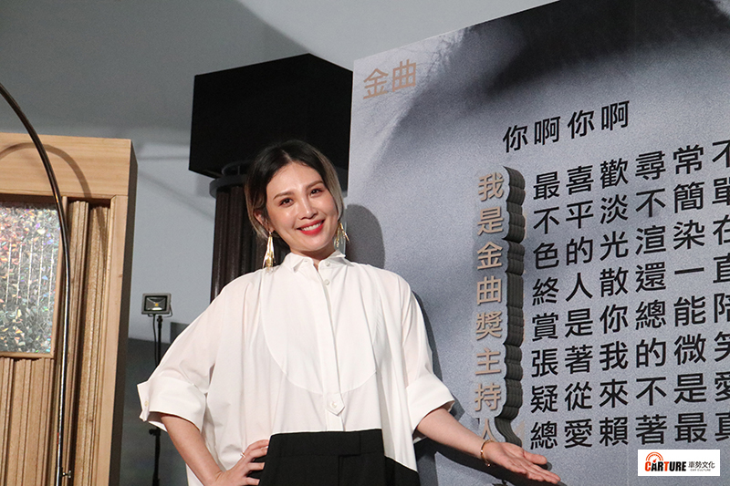 娃娃魏如萱演唱〈你啊你啊〉改編版,透過歌詞藏頭詩向大家宣布自己就是本屆金曲獎典禮主持人!