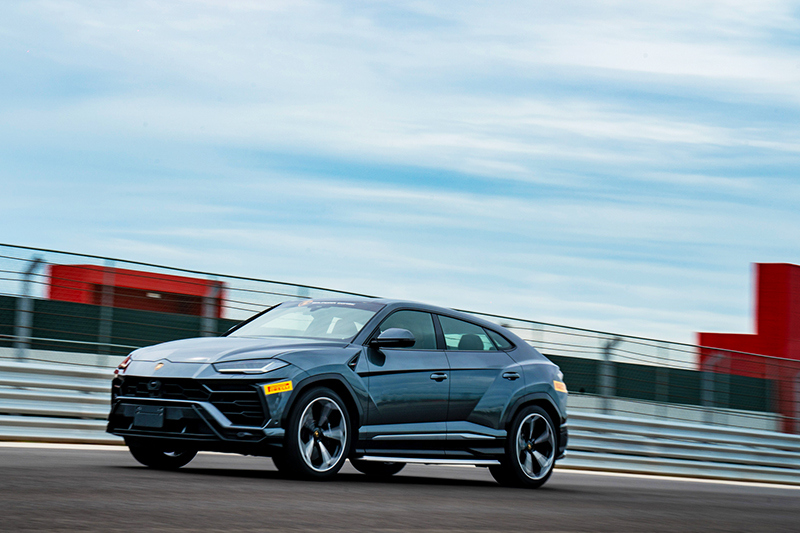 Lamborghini Urus的4.0升V8渦輪引擎,提供650hp/86.7kgm動力與3.6秒加速表現。