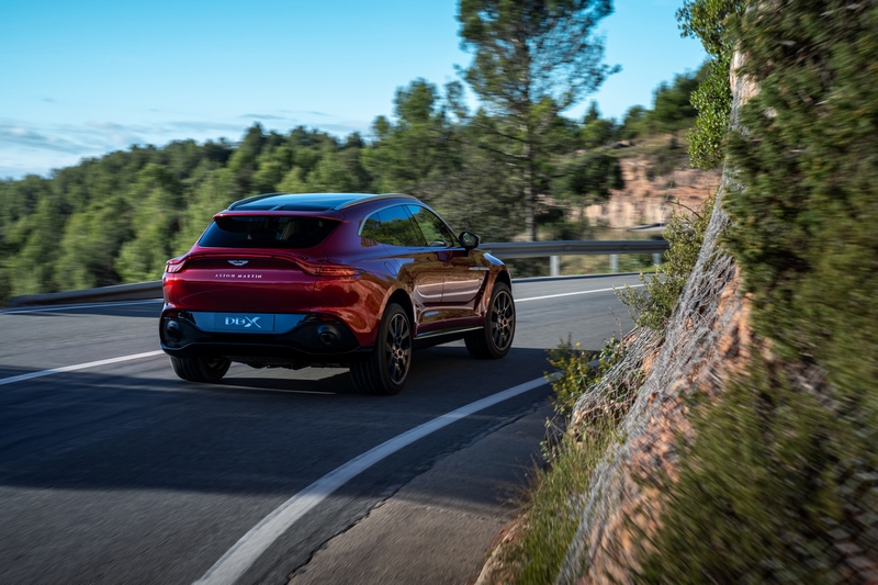 Aston Martin DBX同樣搭載4.0升V8渦輪引擎,但動力為55hp/71.4kgm與4.5秒百公里加速。