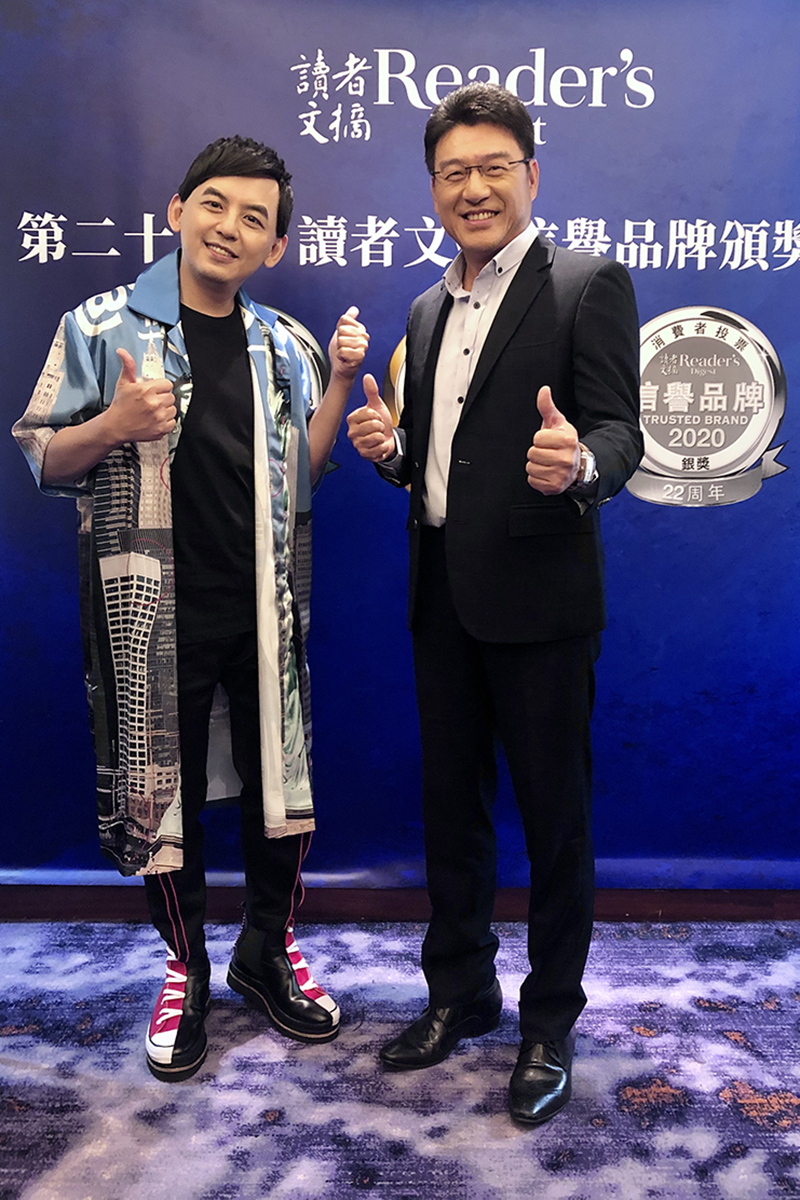 黃子佼(左起)跟謝震武數度為了讀者文摘頒獎典禮同台訪問。/讀者文摘提供