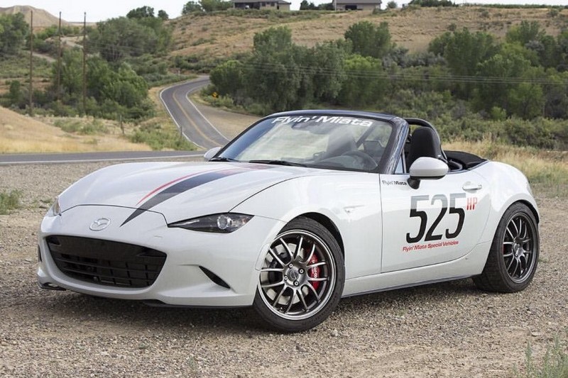 之前美國改裝廠Flyin’Miata有將V8引擎裝到MX-5車上,並且還將動力提升至525匹馬力。