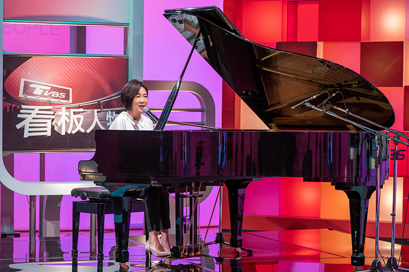 《TVBS看板人物》邀來台北流行音樂中心董事長黃韻玲現場演唱經典歌曲。