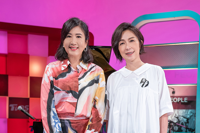 《TVBS看板人物》主持人方念華(左起)專訪台北流行音樂中心董事長黃韻玲。