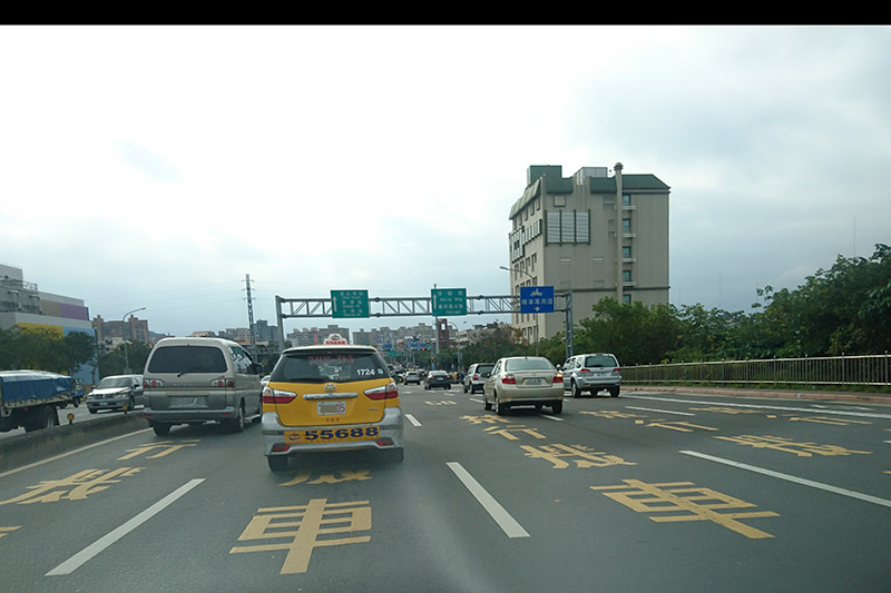 滿滿的「禁行機車」,將機車視為與慢車同等車輛推到最外側,這叫對機車友善環境?