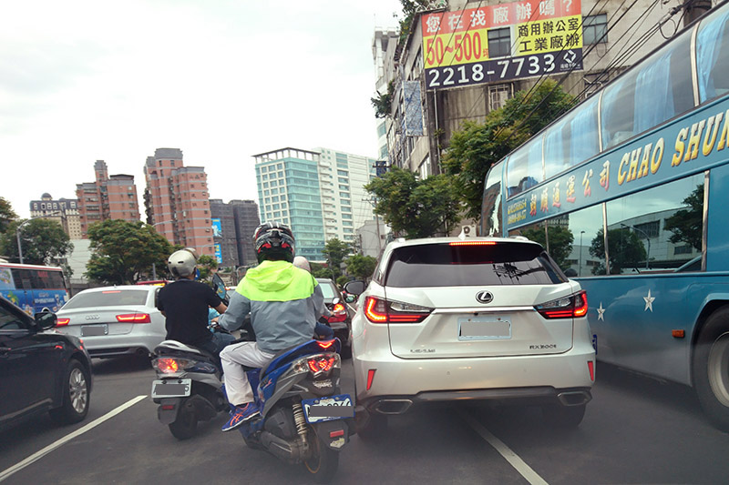 機車族總是得在夾縫中行駛,卻時常得換來亂竄的罵名。