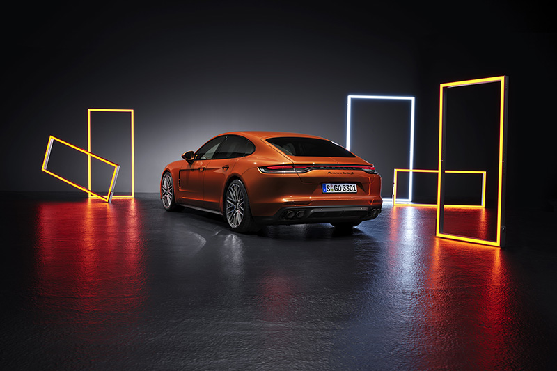 全新Panamera Turbo S的全新前保桿設計則具有面積更大的進氣口,採與車身同色的設計使其與車身水平式融合,進一步突顯車輛寬闊的視覺效果;Turbo S的車頭雙列日行燈的間隔也較過往明顯開闊。