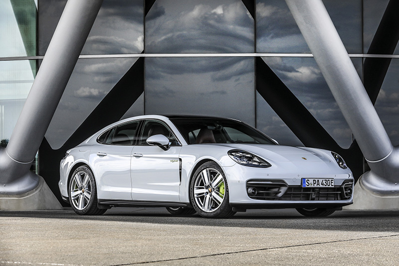 保時捷推出以性能為導向的Panamera 4S E-Hybrid,搭載擁有136 PS (100 kW)的電動馬達、八速PDK雙離合器自手排變速箱,與440 PS(324 kW)的2.9升 V6雙渦輪增壓引擎。
