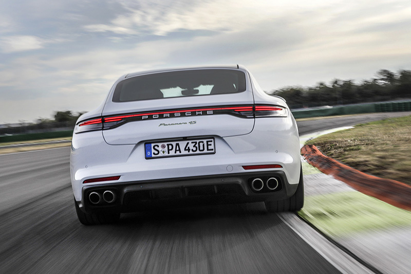 Panamera 4S E-Hybrid全新插電式混合動力車型可輸出560 PS(412 kW)的最大綜效馬力與750 Nm的最大綜效扭力。