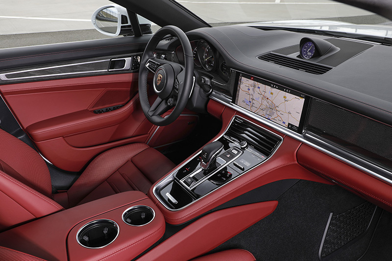 Panamera 4S E-Hybrid標配跑車計時套件(Sport Chrono Package)。