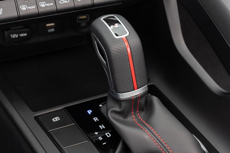 Elantra N搭載2.0升渦輪引擎,擁有275匹馬力及六速手排與八速雙離合器自手排選項。(圖為Elantra N Line)