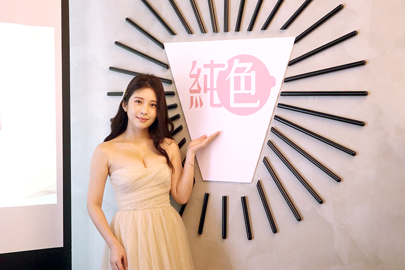 鄭家純(雞排妹)自創品牌《純色》,凡事親力親為。