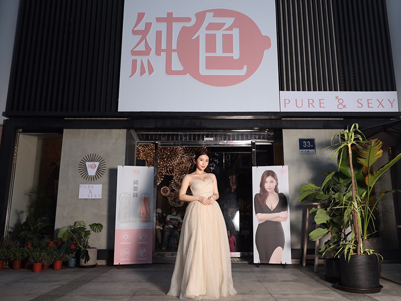 鄭家純(雞排妹)自創品牌《純色》,凡事親力親為。/純色品牌提供