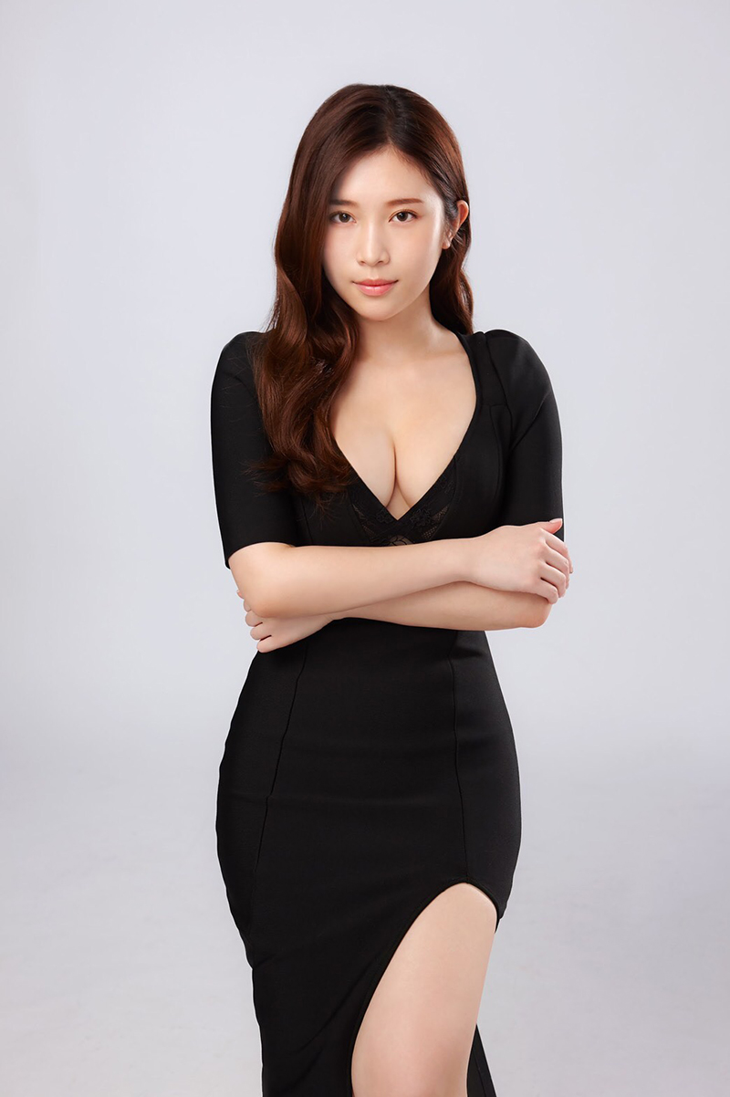 鄭家純(雞排妹)自創品牌《純色》,凡事親力親為。/純色品牌提供
