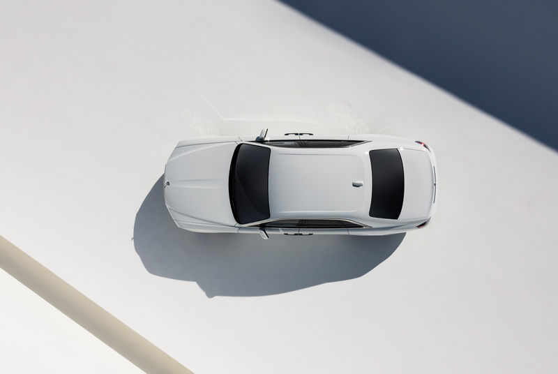 新世代Ghost改搭載6.75升V12渦輪引擎,最大馬力維持571hp,扭力峰值提升至86.7kgm,另外亦配置四輪轉向與能依路況自行調整的Planar懸吊。系統
