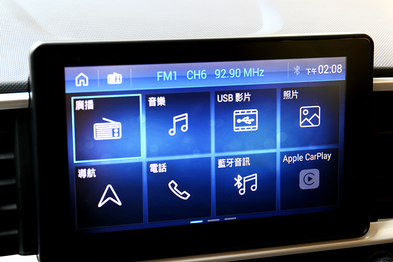 全車系標配8吋觸控螢幕,GLB、GLC車型則具有導航與Apple CarPlay功能。