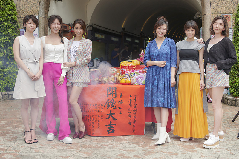《華燈初上》於世新大學開鏡,左起為江宜蓉、楊謹華、林心如、劉品言、謝欣穎、郭雪芙。/百聿數碼提供