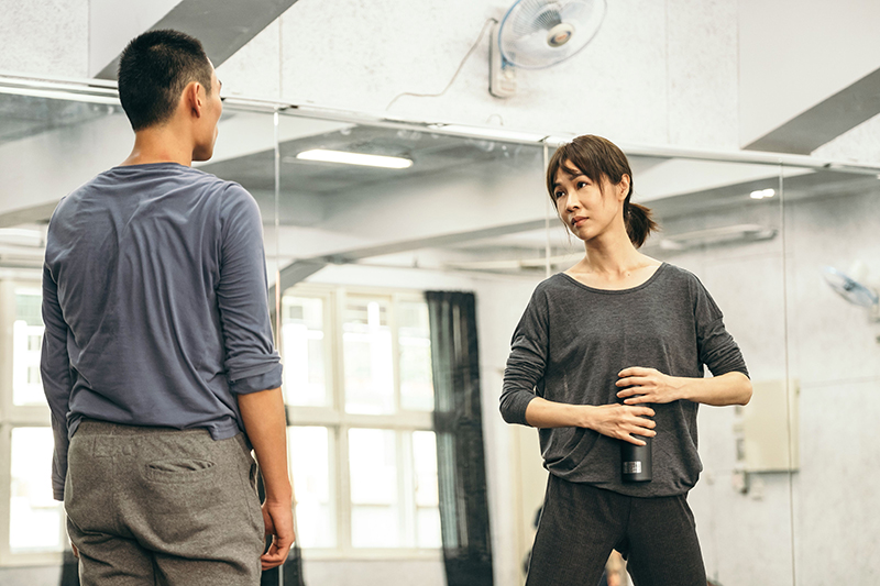 曾以《誰先愛上他的》奪下金馬影后的謝盈萱,這次在《孤味》中一改悲情形象詮釋一位自由瀟灑、敢愛敢恨的舞蹈家「阿青」。