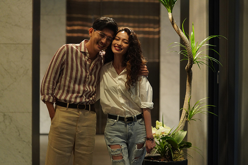 影集版《比悲傷更悲傷的故事》中最悲情角色牙醫佑賢以及敢愛敢恨的攝影師Cindy由曾少宗配對姚以緹演出。