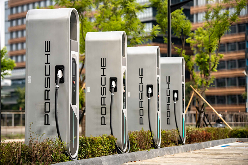 全新台北保時捷中心為保時捷全台充電網絡佈局的站點之一,率先設置全台首四座保時捷Porsche Turbo Charging高速充電樁。