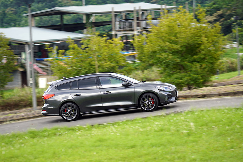 在車長延長後,讓配重更為平均,讓Focus ST Wagon開起來均衡性更好。