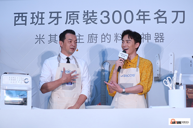 記者會後鄭元暢(右起)在粉專上表示中見到實體全聯先生。