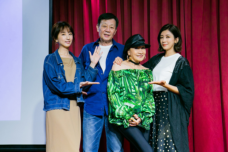 柯佳嬿(左起)、寇世勳、比莉、賈靜雯在影集《媽,別鬧了!》飾演一家人。(圖:草舍文化提供)