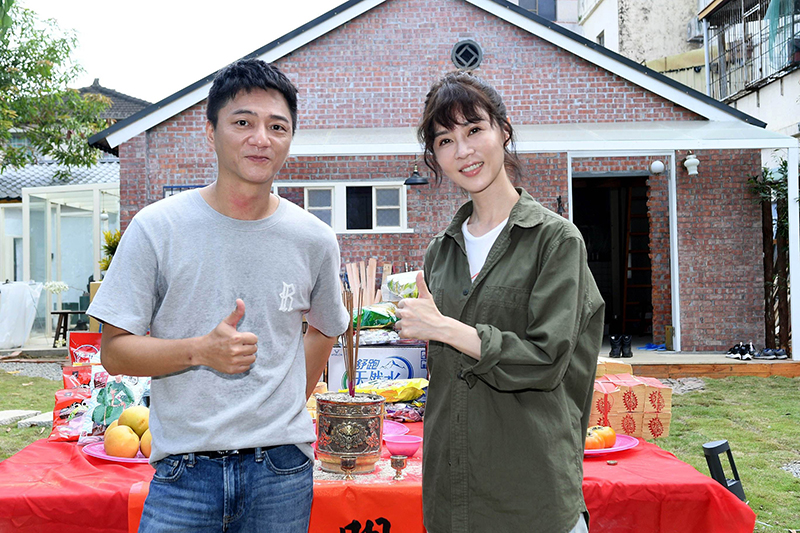 《俗女養成記2》主要演員謝盈萱(右起)、藍葦華。