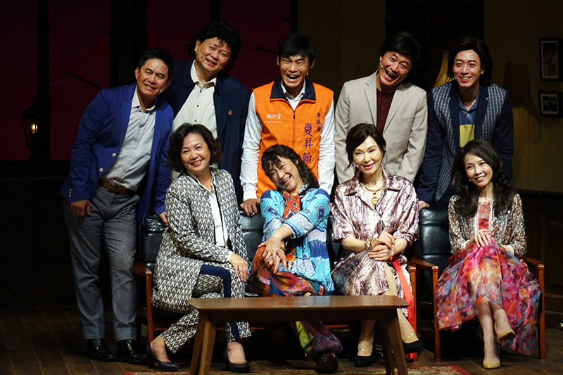 《同學會!同鞋~》主要演員下排右起蕭艾、張玉嬿、楊麗音、王琄,上排右起呂紹齊、湯志偉、夏靖庭、吳世偉、洪都拉斯。