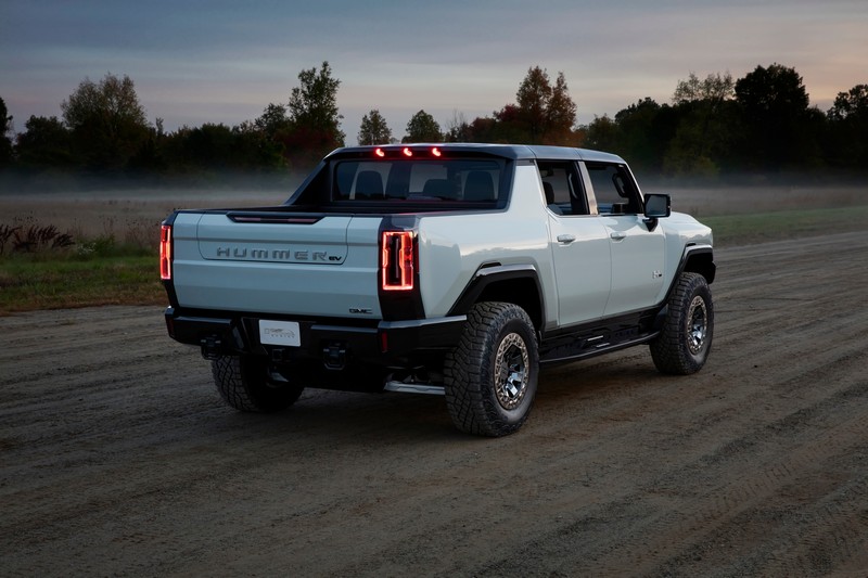 Hummer EV硬漢風格柔和不少,換來較為鮮明的科技氣息。