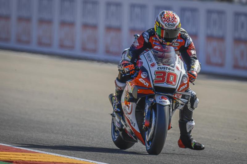 成功取得竿位的Nakagami,才一開賽就摔車退賽。