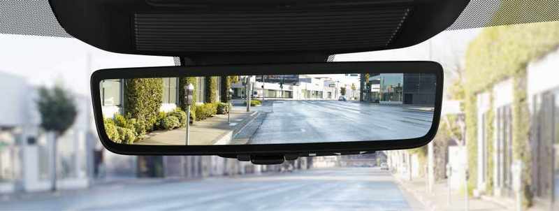 車內後視鏡也配置電子式,透過攝影鏡頭提供更清晰視野。