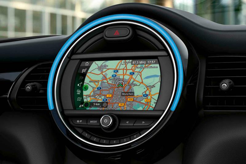 MINI Cooper精工典藏版與MINI Cooper S傳奇致敬版皆升級MINI原廠導航系統與無線Apple CarPlay整合系統。