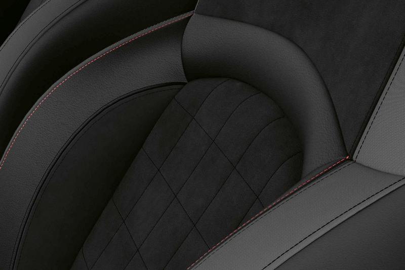 MINI Cooper S傳奇致敬版升級Dinamica麂皮/真皮內裝。