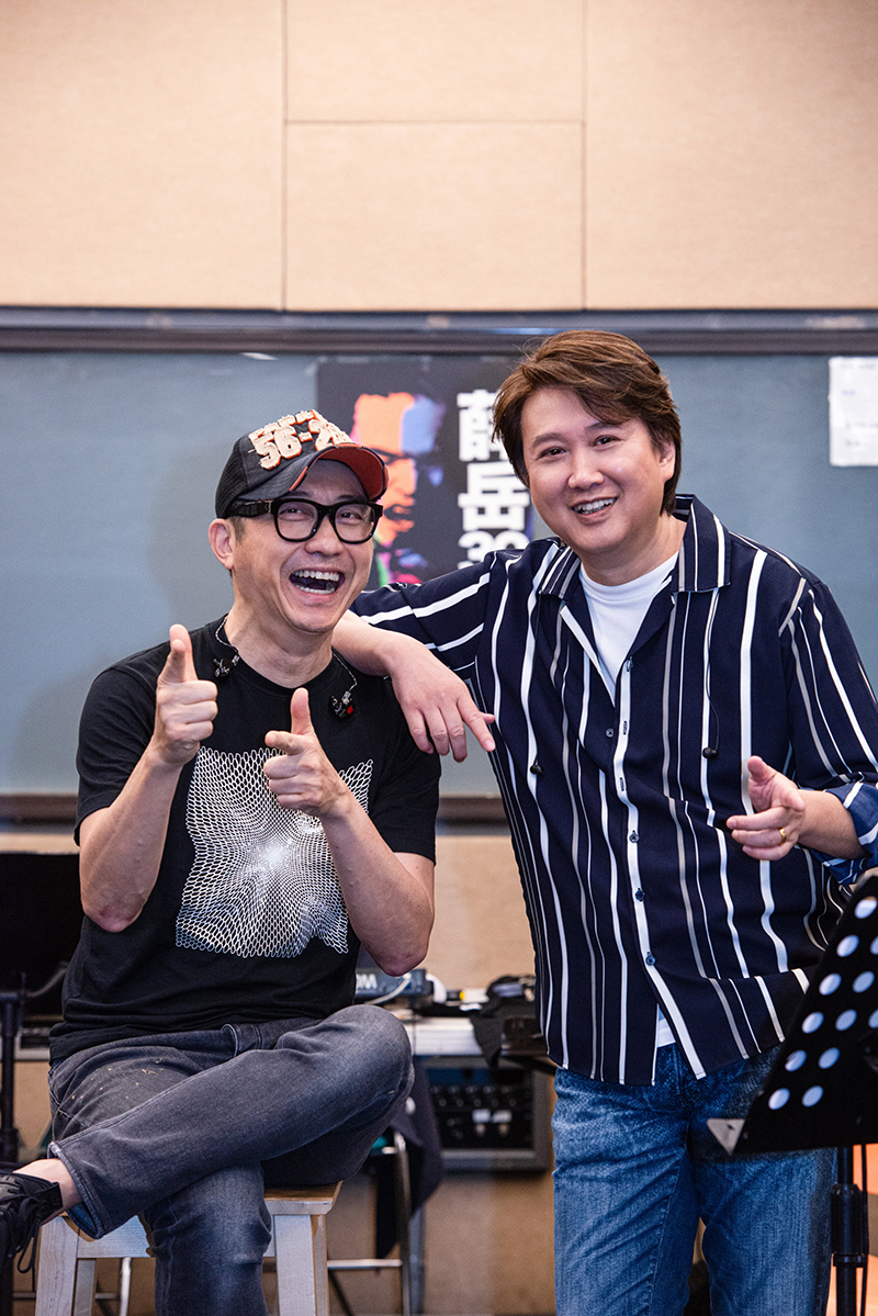 【車勢星聞】庾澄慶(左起)、周治平為薛岳逝世30周年演唱會彩排,熱唱「最後一次說再見」。/中華音樂人交流協會提供